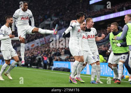 Londra, Regno Unito. 26 novembre 2023. Giovani lo Celso (2° R) del Tottenham Hotspur festeggia dopo aver segnato il gol di apertura durante la partita di Premier League al Tottenham Hotspur Stadium di Londra. Il credito fotografico dovrebbe leggere: Paul Terry/Sportimage Credit: Sportimage Ltd/Alamy Live News Foto Stock