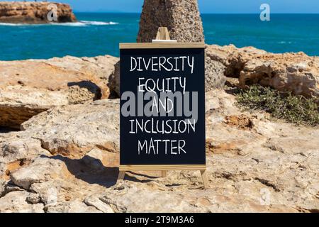 DEI Diversity equity Inclusion Matter Symbol. Concetto di parole DEI diversità equità e inclusione materia su bella lavagna nera. Bella pietra s Foto Stock