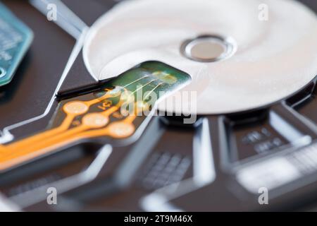 Unità disco rigido hdd, dettagli elettronici interni, primo piano macro, messa a fuoco selettiva Foto Stock