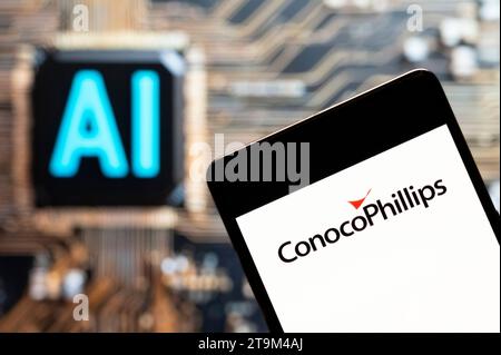 In questa immagine fotografica, il logo della multinazionale americana ConocoPhillips (NYSE: COP) è visibile su uno smartphone con un chip e un simbolo di intelligenza artificiale (ai) sullo sfondo. Foto Stock