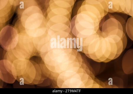 Glarge è giallo da sorgenti luminose puntiformi fuori fuoco, sfondo. Foto Stock