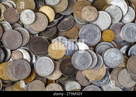 Monete turche diverse, kurushi e lira, vecchi oggetti numismatici da collezione sfusi, vista dall'alto. Foto Stock