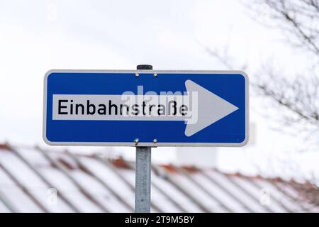 Parsdorf, Baviera, Germania - 26 novembre 2023: Un cartello stradale con l'iscrizione: Strada a senso unico *** Ein Verkehrsschild mit Aufschrift: Einbahnstraße Credit: Imago/Alamy Live News Foto Stock