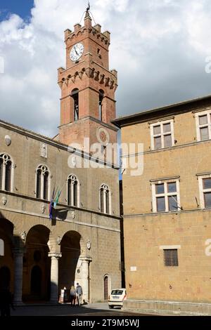 La Loggia e il campanile a torre del Palazzo Comunale in piazza centrale nel Rinascimento città sulla collina di Pienza, Toscana, Italia Foto Stock