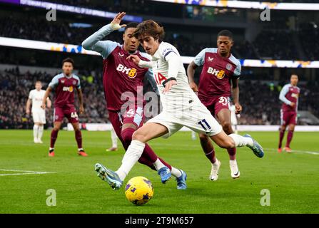 Ezri Konsa (a sinistra) dell'Aston Villa e Bryan Gil del Tottenham Hotspur si battono per il pallone durante la partita di Premier League al Tottenham Hotspur Stadium di Londra. Data foto: Domenica 26 novembre 2023. Foto Stock