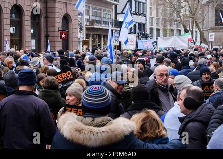 Strand, Londra, Regno Unito, 26 novembre 2023. La marcia contro l'antisemitismo nel centro di Londra. Crediti: Matthew Chattle/Alamy Live News Foto Stock