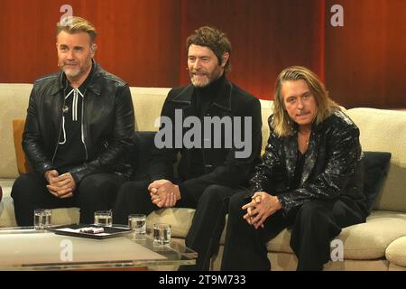 Die Band 'Take That' mit Gary Barlow, Howard Donald und Mark Owen in der TV-Show 'Wetten, dass...?' (ZDF) a Offenburg AM 25.11.2023 Foto Stock