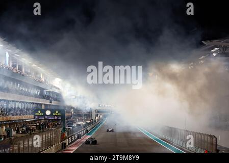 Abu Dhabi, Abu Dhabi. 26 novembre 2023. Valtteri Bottas (fin) Alfa Romeo F1 Team C43 al termine della gara. Formula 1 World Championship, Rd 23, Gran Premio di Abu Dhabi, domenica 26 novembre 2023. Circuito Yas Marina, Abu Dhabi, Emirati Arabi Uniti. 26.11.2023. Campionato del mondo di Formula 1, Rd 23, Gran Premio di Abu Dhabi, circuito Yas Marina, Abu Dhabi, giornata di gara. Il credito fotografico dovrebbe essere: XPB/Press Association Images. Credito: XPB Images Ltd/Alamy Live News Foto Stock