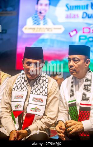 L) figura di Sumatra settentrionale, tenente generale TNI H. Edy Rahmayadi intitolato Datuk Admiral Naradiraja (Governatore di Sumatra settentrionale per il periodo 2018-2023) è stato visto mentre partecipava a un evento di raccolta di donazioni per il popolo palestinese che è stato vittima di crimini di guerra e genocidio presso il North Sumatra Province Multipurpose Building a Medan City, Indonesia, il 26 novembre 2023. Evento alla raccolta di fondi umanitari per la comunità palestinese hanno partecipato anche i leader della comunità, il tenente generale TNI H. Edy Rahmayadi, il titolo di Datuk Ammiraglio Naradiraja (Governatore di Sumatra settentrionale per il 2018-2023 p. Foto Stock