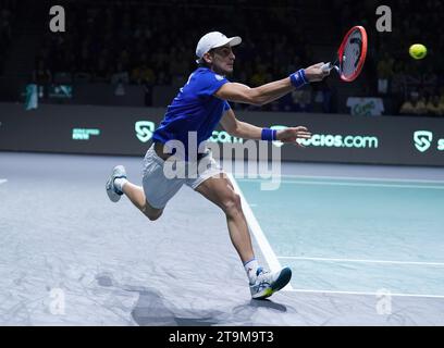 L'italiano Matteo Arnaldi in actiona contro l'australiano Alexei Popyrin durante la partita finale di Coppa Davis 2023 al Palacio de Deportes Jose Maria Martin Carpena a Malaga, in Spagna. Data foto: Domenica 26 novembre 2023. Foto Stock