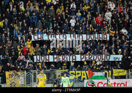 Frosinone, Italia. 26 novembre 2023. Striscione contro la violenza contro le donne dicendo che chiunque tocchi una donna non merita perdono mostrato dai tifosi del frosinone durante la partita di serie A tra Frosinone calcio e Genoa allo stadio Benito Stirpe di Frosinone, Italia, il 26 novembre 2023. Credito: Agenzia fotografica indipendente/Alamy Live News Foto Stock