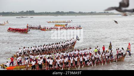 Phnom Penh, Cambogia. 26 novembre 2023. I rematori prendono parte alla regata nautica del fiume Tonle SAP durante il Festival dell'acqua a Phnom Penh, Cambogia, 26 novembre 2023. La Cambogia ha celebrato l'annuale Festival dell'acqua di tre giorni qui la domenica, rilanciando la tradizione di oltre 800 anni di gare in barca nel paese del sud-est asiatico. Crediti: Sovannara/Xinhua/Alamy Live News Foto Stock