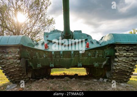 Vecchio carro T-72 verde di fabbricazione sovietica dalla parte anteriore e dal basso Foto Stock