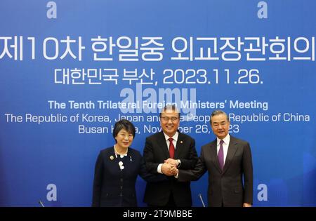 Busan, Corea del Sud. 26 novembre 2023. Il ministro degli Esteri cinese Wang Yi, anche membro dell'Ufficio politico del Comitato centrale del Partito Comunista Cinese, partecipa al decimo incontro trilaterale dei ministri degli Esteri tra Cina, Giappone e Corea del Sud con il ministro degli Esteri sudcoreano Park Jin e il ministro degli Esteri giapponese Yoko Kamikawa a Pusan, Corea del Sud, 26 novembre 2023. Crediti: Yao Qilin/Xinhua/Alamy Live News Foto Stock