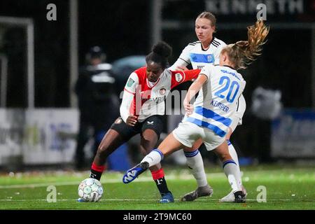 Zwolle, Paesi Bassi. 26 novembre 2023. Zwolle - Danique Ypema del Feyenoord V1, Ilse Kemper del PEC Zwolle Vrouwen durante la partita tra PEC Zwolle V1 contro Feyenoord V1 al VV Berkum il 26 novembre 2023 a Zwolle, Paesi Bassi. Credito: Immagini da Box a Box/Alamy Live News Foto Stock