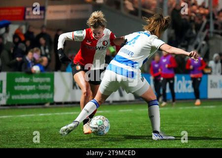 Zwolle, Paesi Bassi. 26 novembre 2023. Zwolle - Maxime Bennink del Feyenoord V1, Mayke Lindner del PEC Zwolle Vrouwen durante la partita tra PEC Zwolle V1 contro Feyenoord V1 al VV Berkum il 26 novembre 2023 a Zwolle, Paesi Bassi. Credito: Immagini da Box a Box/Alamy Live News Foto Stock