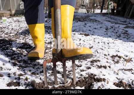 Close Up di agricoltori che lavorano in azienda agricola biologica campo Foto Stock