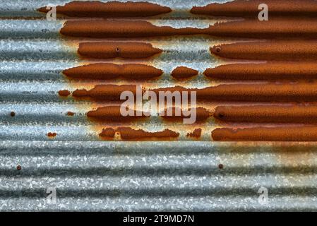 Struttura di fondo industriale di lamiera ondulata arrugginita Foto Stock