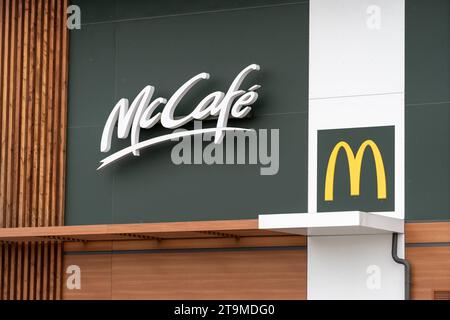 Parsdorf, Baviera, Germania - 26 novembre 2023: Logo McDonald's fast food e hamburger. Simbolo McCafe *** Mc Donalds Fastfood e Burger Restaurant Logo. Credito McCafe Symbol: Imago/Alamy Live News Foto Stock