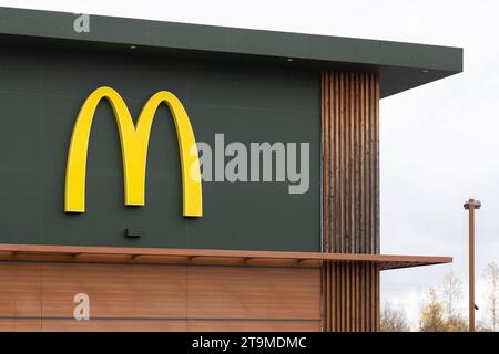 Parsdorf, Baviera, Germania - 26 novembre 2023: Logo McDonald's fast food e hamburger *** Mc Donalds Fastfood e Burger Restaurant Logo Foto Stock
