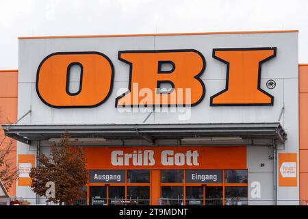 Parsdorf, Baviera, Germania - 26 novembre 2023: Logo Obi DIY store *** Ein Obi Baumarkt Logo Foto Stock