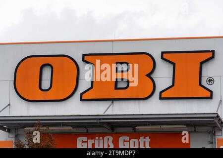 Parsdorf, Baviera, Germania - 26 novembre 2023: Logo Obi DIY store *** Ein Obi Baumarkt Logo Foto Stock