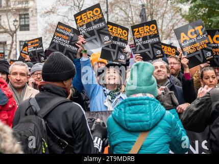 Londra, Regno Unito. 26 novembre 2023. Si stima che circa 30-40.000 persone prendano parte a una marcia contro l'antisemitismo dallo Strand al Parliament Square Credit: Phil Robinson/Alamy Live News Foto Stock