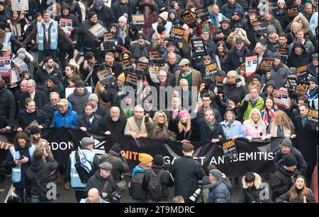 Londra, Regno Unito. 26 novembre 2023. Si stima che circa 30-40.000 persone prendano parte a una marcia contro l'antisemitismo dallo Strand al Parliament Square Credit: Phil Robinson/Alamy Live News Foto Stock