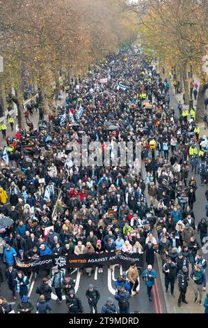 Londra, Regno Unito. 26 novembre 2023. Si stima che circa 30-40.000 persone prendano parte a una marcia contro l'antisemitismo dallo Strand al Parliament Square Credit: Phil Robinson/Alamy Live News Foto Stock