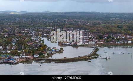 Vista aerea dello stagno dei mulini a Emsworth, Hampshire, Regno Unito. Nuvoloso tardo giorno autunnale. Foto Stock