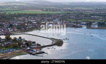 Vista aerea dello stagno dei mulini a Emsworth, Hampshire, Regno Unito. Nuvoloso tardo giorno autunnale. Foto Stock