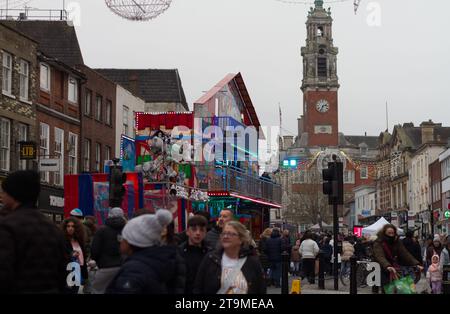 Colchester, Regno Unito. 26 novembre 2023. Colchester High Street è oggi chiusa al traffico per un mercato invernale completo di divertimenti. Credito: Eastern Views/Alamy Live News Foto Stock