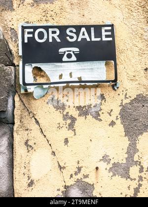 Vecchia pubblicità di una casa in vendita. Concetto di crisi immobiliare. Foto Stock