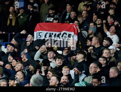 Liverpool, Regno Unito. 26 novembre 2023. I tifosi del Manchester United tengono uno striscione in relazione ai vicini del Manchester City prima della partita di Premier League al Goodison Park, Liverpool. Il credito fotografico dovrebbe leggere: Andrew Yates/Sportimage Credit: Sportimage Ltd/Alamy Live News Foto Stock