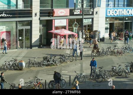 Veduta a volo d'uccello di una scena stradale su Rathausstrasse vicino ad Alexanderplatz a Berlino Foto Stock