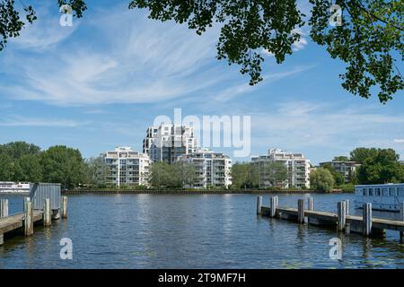 Sviluppo urbano con costose proprietà immobiliari di lusso sulle rive della Sprea nel quartiere Alt Stralau di Berlino Foto Stock