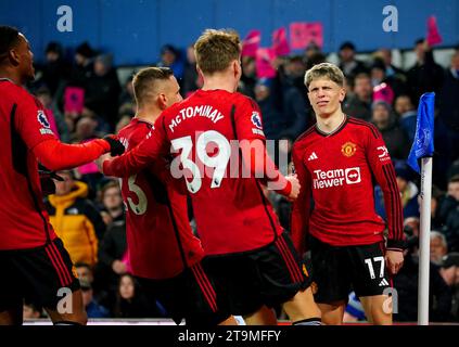 Alejandro Garnacho (a destra) del Manchester United festeggia dopo aver segnato il primo gol della squadra con un calcio d'arresto durante la partita di Premier League a Goodison Park, Liverpool. Data foto: Domenica 26 novembre 2023. Foto Stock