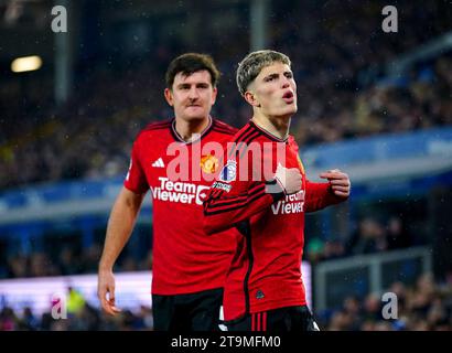 Alejandro Garnacho (a destra) del Manchester United festeggia dopo aver segnato il primo gol della squadra con un calcio d'arresto durante la partita di Premier League a Goodison Park, Liverpool. Data foto: Domenica 26 novembre 2023. Foto Stock