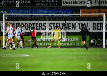 Zwolle, Paesi Bassi. 26 novembre 2023. Zwolle - Evi Maatman del PEC Zwolle Vrouwen segna il 1-0 durante la partita tra PEC Zwolle V1 V Feyenoord V1 a VV Berkum il 26 novembre 2023 a Zwolle, Paesi Bassi. Credito: Immagini da Box a Box/Alamy Live News Foto Stock