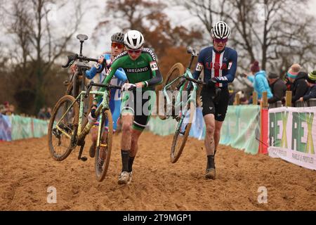 L'irlandese David Gaffney in azione durante la gara maschile Junior durante la UCI Cyclo-cross World Cup presso lo Sport Ireland Campus, Blanchardstown, Dublino. Data foto: Domenica 26 novembre 2023. Foto Stock