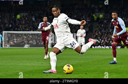 Londra, Regno Unito. 26 novembre 2023. Destiny Udogie (Tottenham) durante la partita del Tottenham V Aston Villa Premier League al Tottenham Hotspur Stadium. Crediti: MARTIN DALTON/Alamy Live News Foto Stock