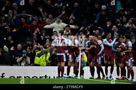 Londra, Regno Unito. 26 novembre 2023. OBIETTIVO. Il marcatore del secondo gol dell'Aston Villa Ollie Watkins (Villa, 11) si congratula con i suoi compagni di squadra mentre i tifosi festeggiano durante la partita del Tottenham V Aston Villa Premier League al Tottenham Hotspur Stadium. Crediti: MARTIN DALTON/Alamy Live News Foto Stock