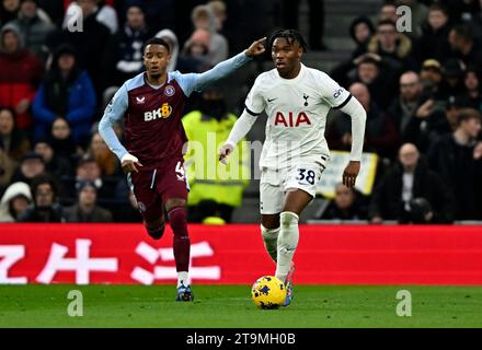 Londra, Regno Unito. 26 novembre 2023. Destiny Udogie (Tottenham) durante la partita del Tottenham V Aston Villa Premier League al Tottenham Hotspur Stadium. Crediti: MARTIN DALTON/Alamy Live News Foto Stock