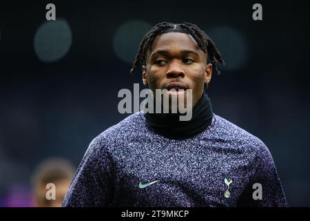 LONDRA, Regno Unito - 26 novembre 2023: Destiny Udogie of Tottenham Hotspur guarda al warm-up pre-partita in vista della partita di Premier League tra Tottenham Hotspur e Aston Villa al Tottenham Hotspur Stadium (Credit: Craig Mercer/ Alamy Live News) Foto Stock