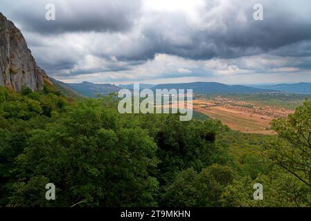 paysage de la sainte baume avec vue sur la plaine du plau d'aups et sur le sanctuaire de sainte marie madeleine Foto Stock