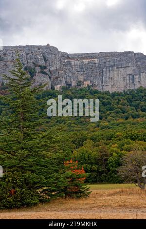 paysage de la sainte baume avec vue sur la plaine du plau d'aups et sur le sanctuaire de sainte marie madeleine Foto Stock