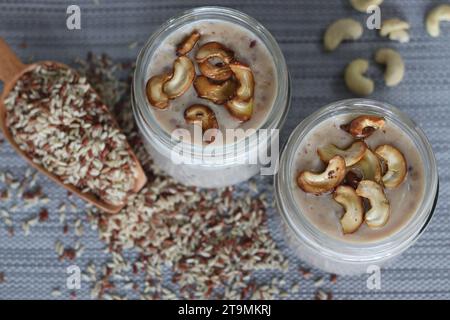 Rajamudi Rice Kheer, un tradizionale dessert indiano, preparato facendo bollire riso e latte in una padella pesante. Dolcificato con zucchero greggio, aromatizzato con Foto Stock