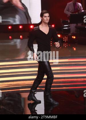 Roma, Italia. 25 novembre 2023. Roma, auditorium Rai del foro Italico, trasmissione televisiva "Dancing with the Stars". Nella foto: Lorenzo Tano Credit: Independent Photo Agency/Alamy Live News Foto Stock