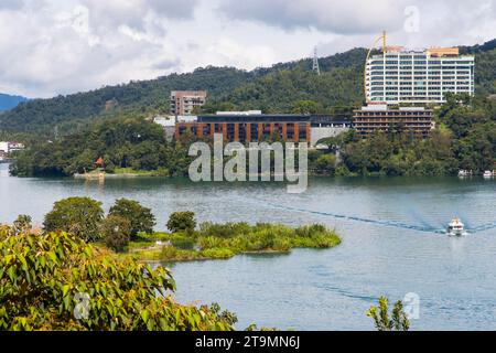 Lago Sun Moon, Yuchi, Taiwan - 9 ottobre 2023: Lago Sun Moon, Nantou con barche, natura, lago e architettura buddista, funivia a Nantou, Taiwa Foto Stock