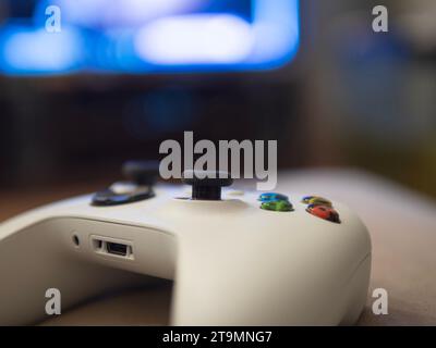 Vista ravvicinata del controller Xbox bianco. Tbilisi, Georgia, novembre 2023. Foto Stock